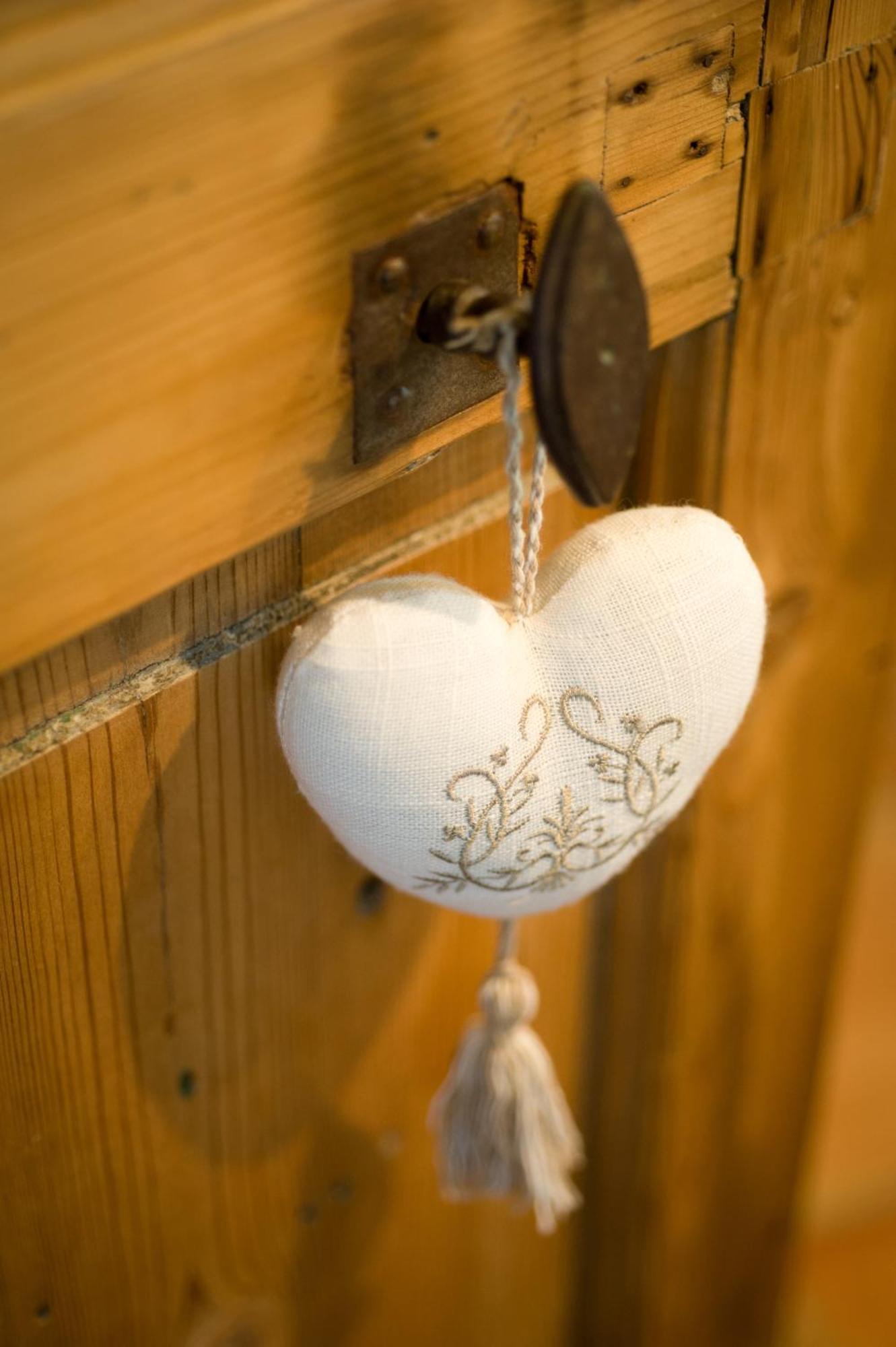 Chambres D'Hotes Domaine Des Machottes Grans Екстериор снимка