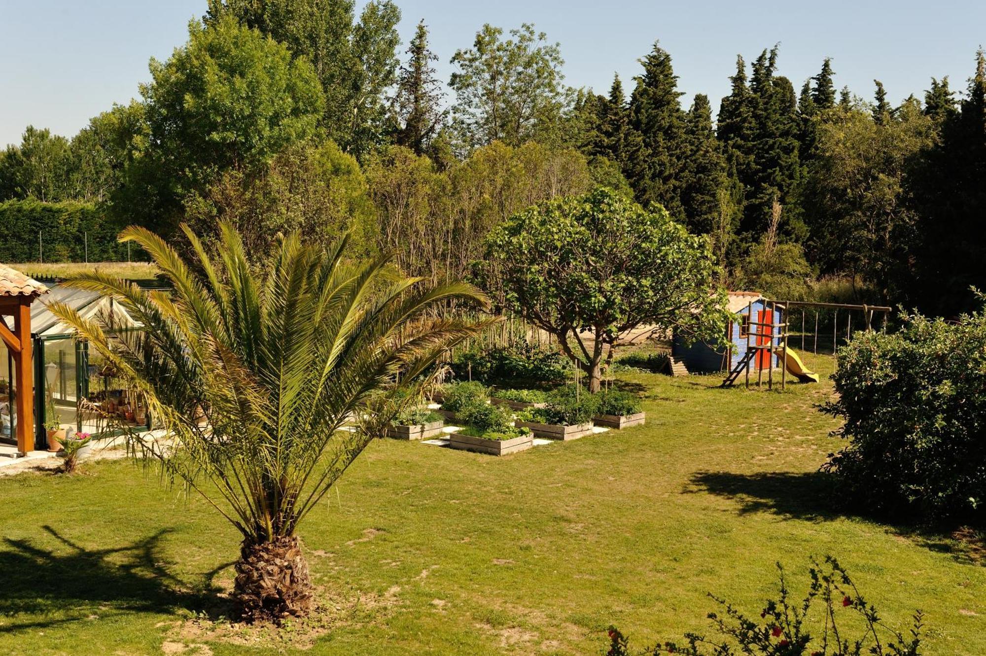 Chambres D'Hotes Domaine Des Machottes Grans Екстериор снимка