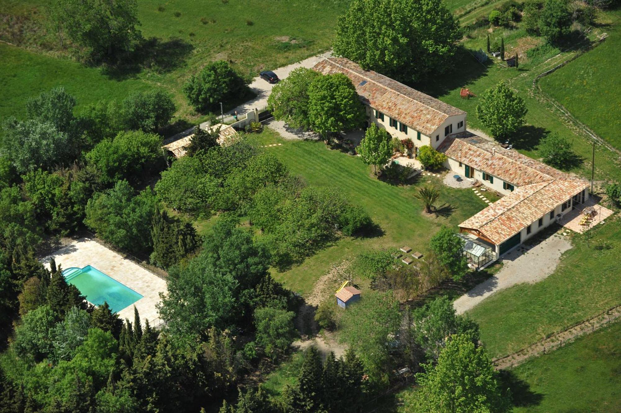 Chambres D'Hotes Domaine Des Machottes Grans Екстериор снимка