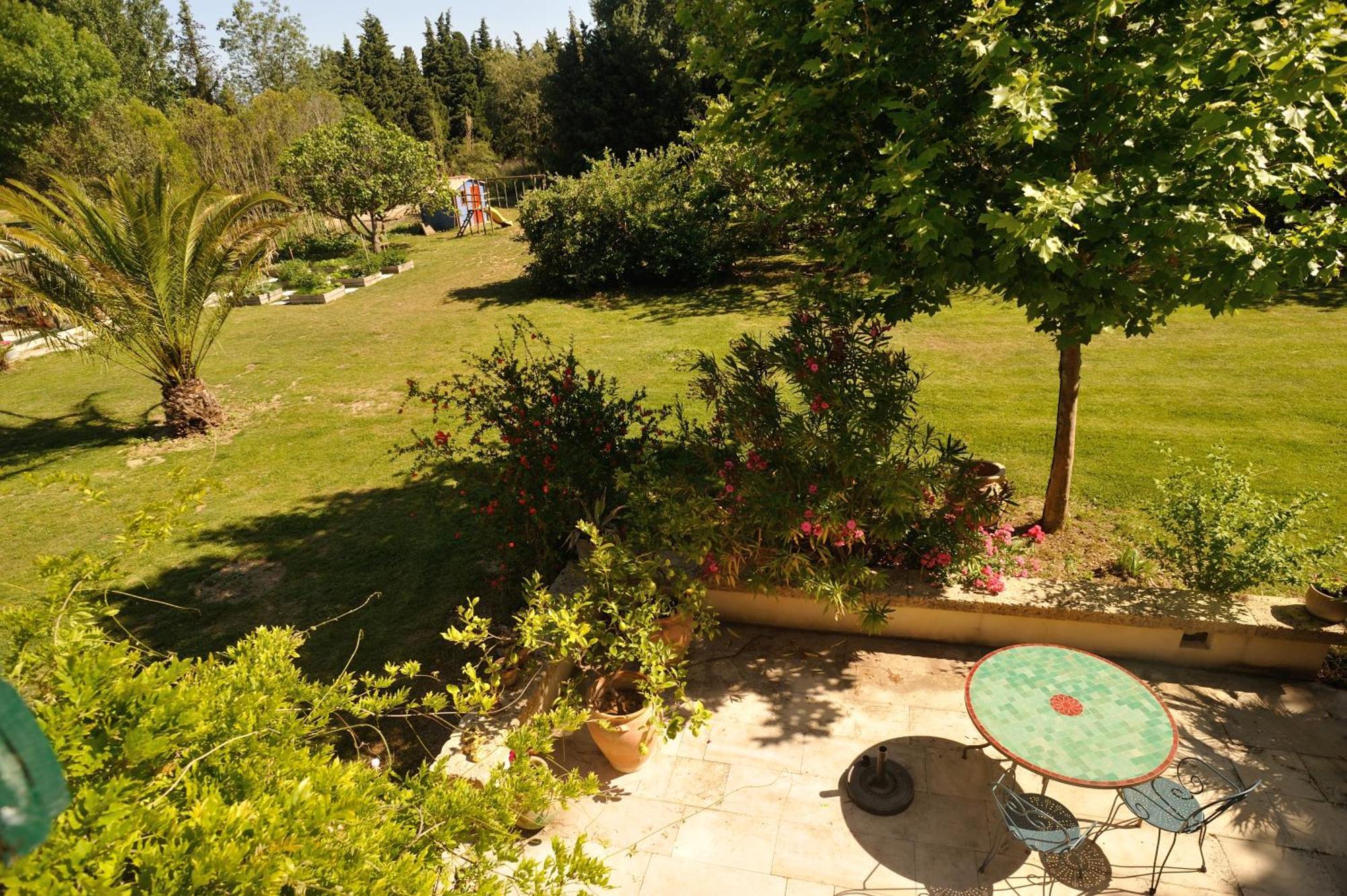 Chambres D'Hotes Domaine Des Machottes Grans Екстериор снимка