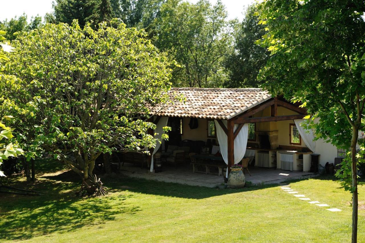 Chambres D'Hotes Domaine Des Machottes Grans Екстериор снимка